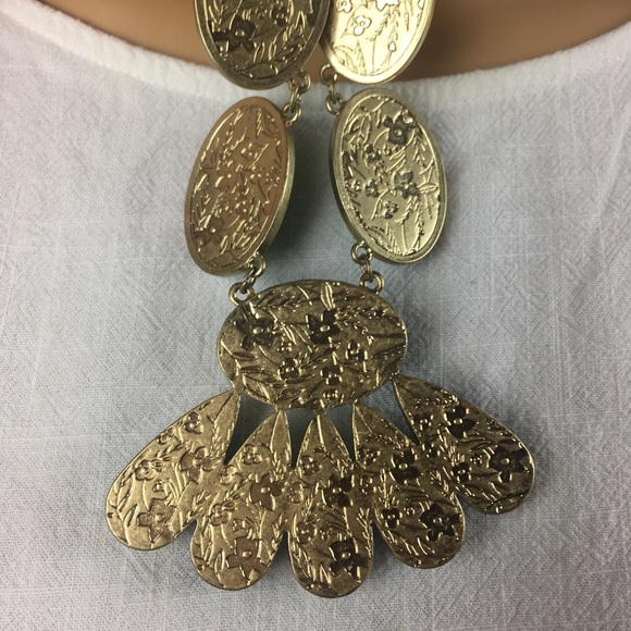 Coldwater Creek green opalescent necklace. - Picture 8 of 8